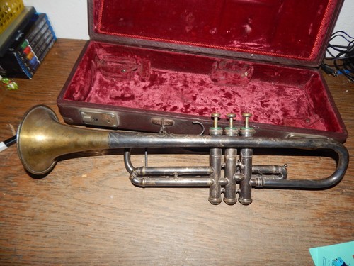 Alte antike trompete mit - alte,
